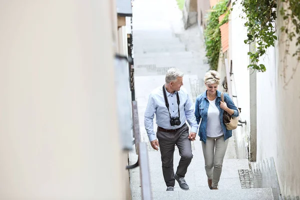 Couple d'âge moyen escalade marches — Photo