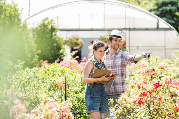 Gardener discussing with supervisor — Stock Photo, Image