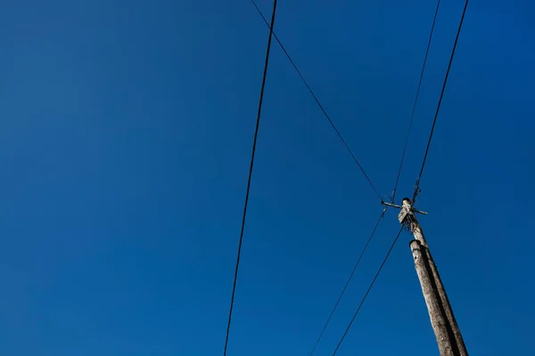 Gökyüzüne karşı elektrik telleri — Stok fotoğraf