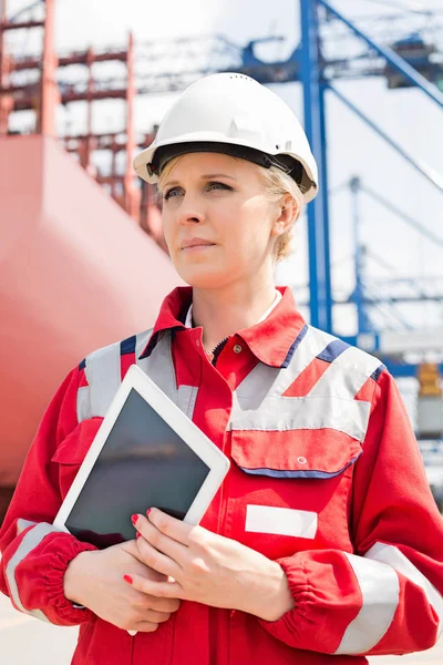 Ingeniero femenino sosteniendo tableta ordenador — Foto de Stock