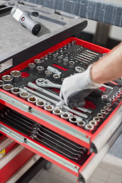 Mechaniker holt Werkzeug aus Schublade — Stockfoto