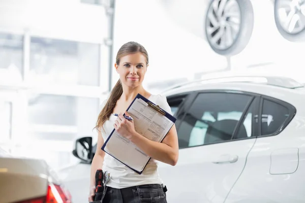 Fiducioso meccanico femminile con appunti — Foto Stock