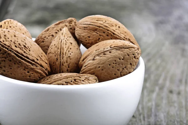 Almond dalam shell dalam mangkuk — Stok Foto