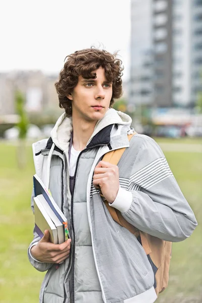 Jonge mannelijke universiteitsstudent — Stockfoto