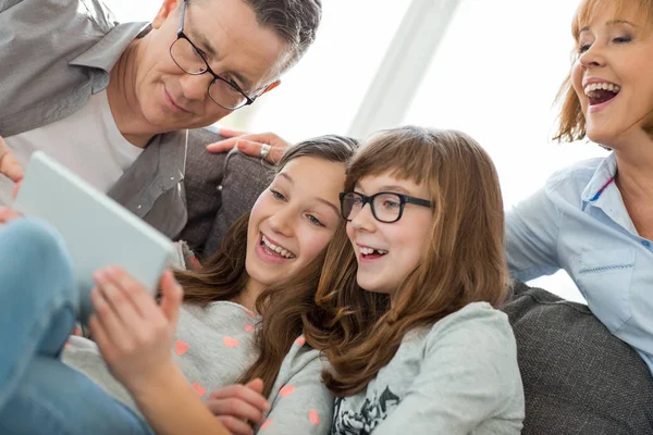 Familie nutzt Tablet-PC — Stockfoto