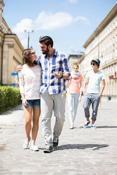 Couples marchant dans la rue — Photo