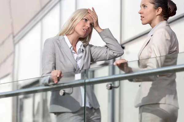Mulher de negócios discutindo com colega feminina — Fotografia de Stock