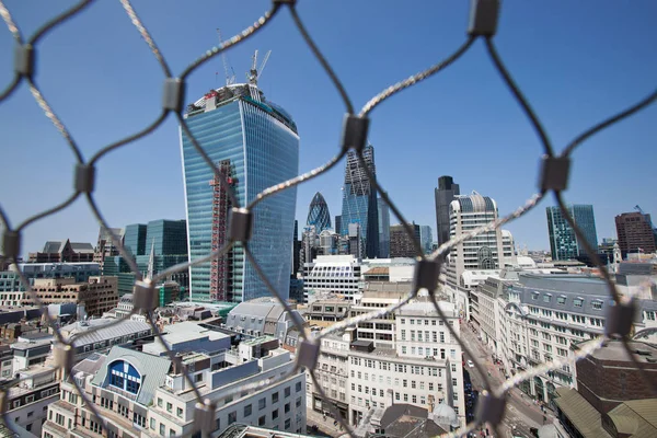 Cidade de Londres Atrás da rede de arame — Fotografia de Stock