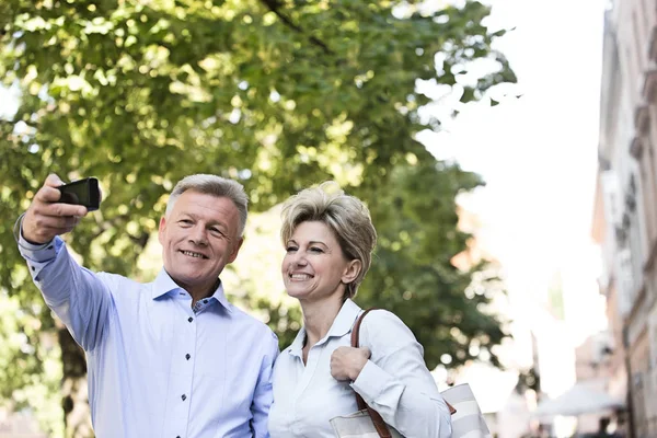 Szczęśliwa para w średnim wieku biorąc selfie — Zdjęcie stockowe