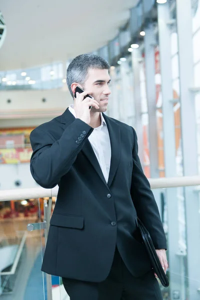 Businessman talking on mobile phone — Stock Photo, Image