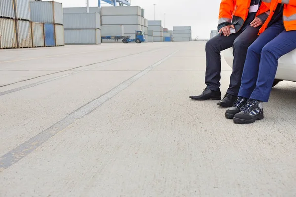 Lavoratori appoggiati all'auto — Foto Stock