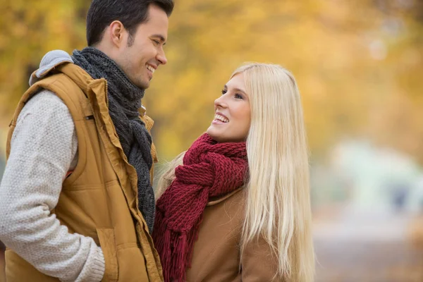 Pareja feliz en el parque — Foto de Stock