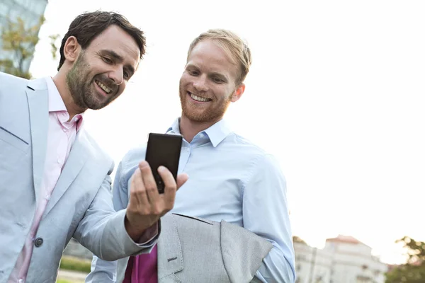 Przedsiębiorcy przy użyciu telefonu komórkowego — Zdjęcie stockowe