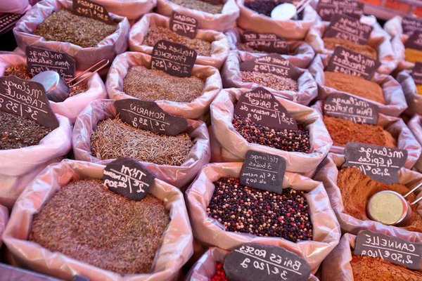 Kryddor på displayen i butik — Stockfoto