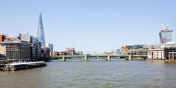 泰晤士河和伦敦的体系结构 — 图库照片