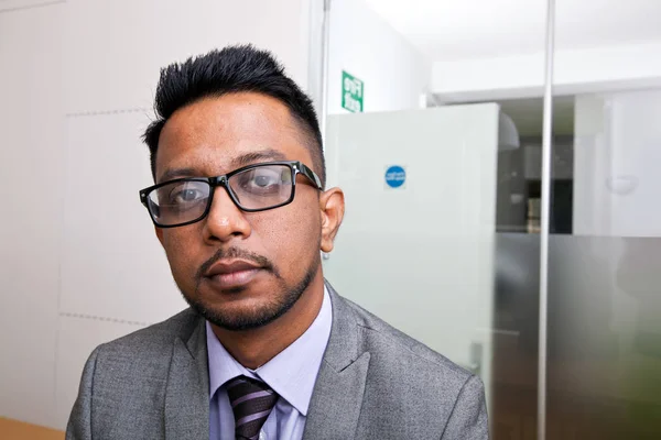 Indien homme d'affaires portant des lunettes — Photo