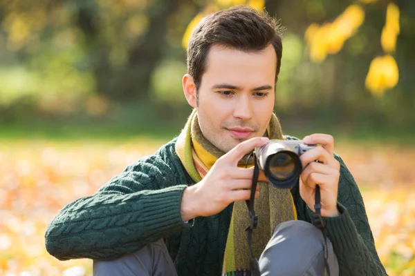 Mężczyzna Fotografowanie w parku — Zdjęcie stockowe