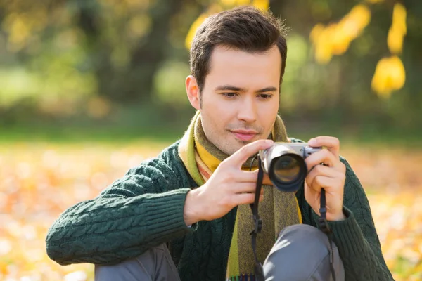 Homem fotografando no parque — Fotografia de Stock