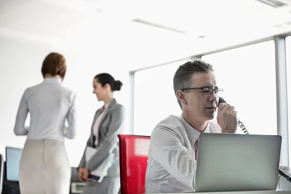 Businessman talking on telephone — Stock Photo, Image