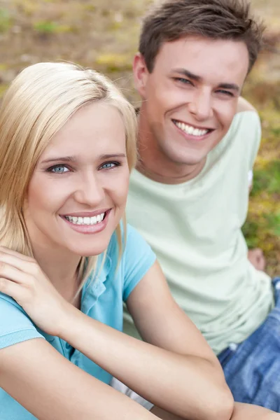 Femme avec homme relaxant dans le parc — Photo