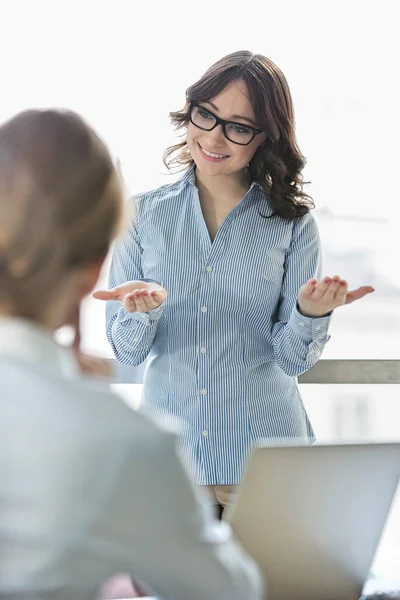 快乐的女企业家交谈 — 图库照片