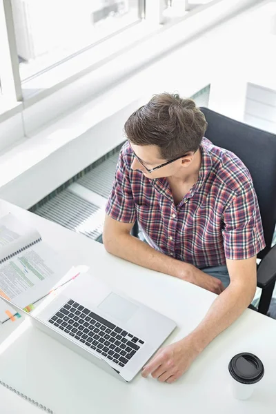 Masada çalışan bir iş adamı.