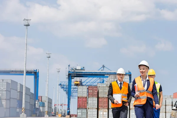 Workers in shipping yard — Stock Photo, Image