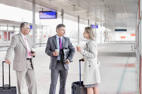Businesspeople with luggage talking — Stock Photo, Image