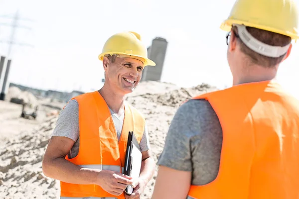 Supervisore discutere con il collega in cantiere — Foto Stock