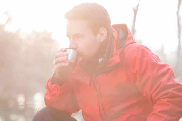 Wandelaar drinken koffie in bos — Stockfoto