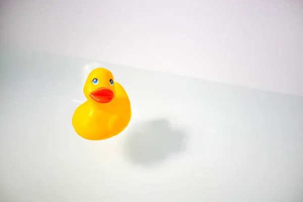 Резиновая утка в ванной — стоковое фото