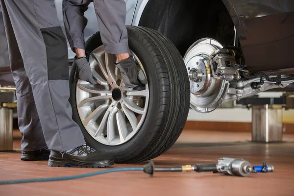 Mécanicien réparer le pneu de voiture — Photo