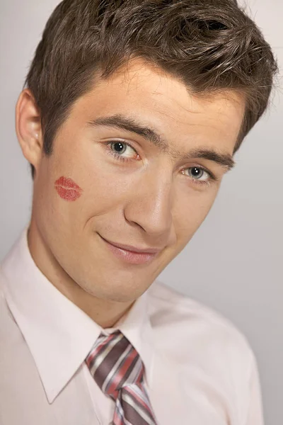 Homem de negócios com batom beijo marca — Fotografia de Stock