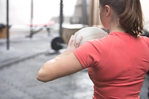 Mujer sosteniendo pelota de medicina — Foto de Stock