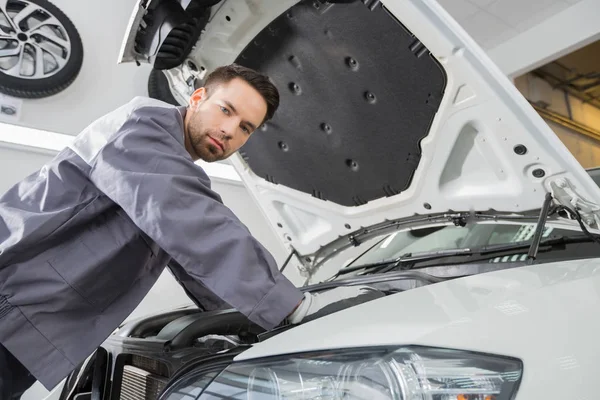 Arbeiter repariert Auto-Motor — Stockfoto
