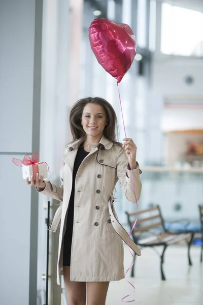 Femme tenant cadeau et ballon — Photo