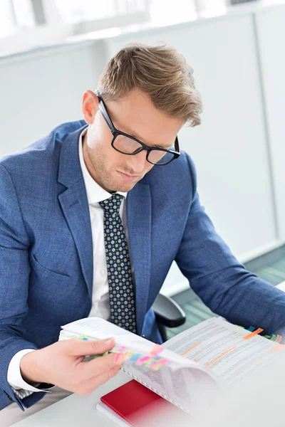 Zakenman lezen van bestand — Stockfoto