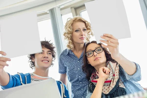 Kreative Geschäftsleute im Amt — Stockfoto