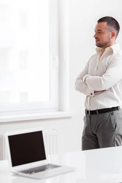 Hombre de negocios mirando por la ventana —  Fotos de Stock