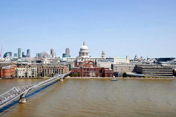 Londra 'daki Milenyum Köprüsü