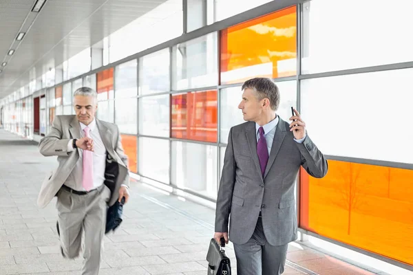 Businessman looking at colleague — Stock Photo, Image