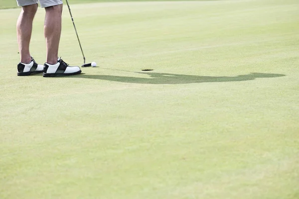 Мужчина среднего возраста играет в гольф — стоковое фото