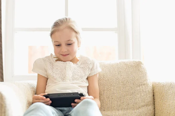 Menina jogando jogo de vídeo — Fotografia de Stock