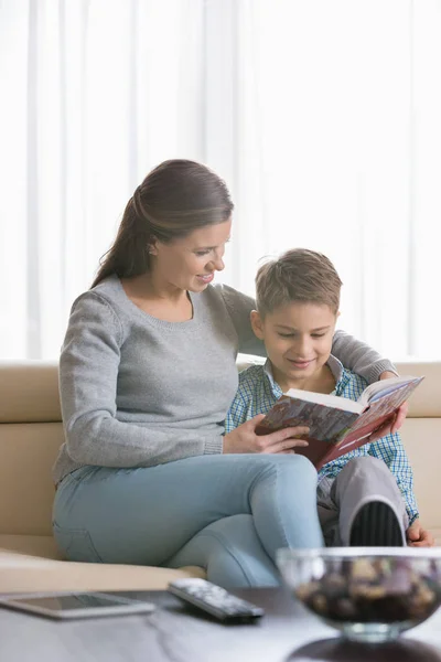 Madre e hijo leyendo libro — Foto de Stock
