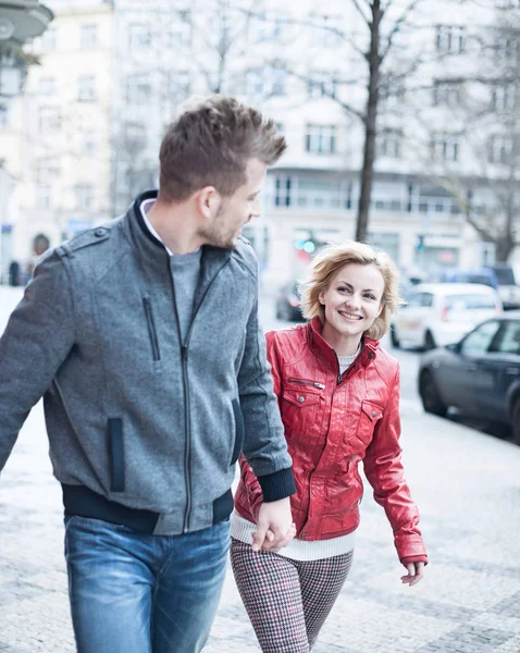 Feliz joven pareja cogida de la mano — Foto de Stock