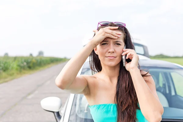 Kvinnan använder mobiltelefon på bil — Stockfoto