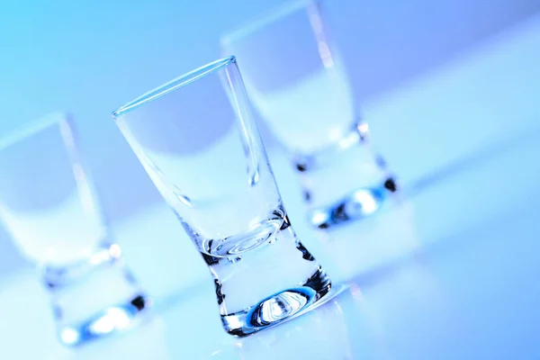 Vodka glasögon på blå — Stockfoto