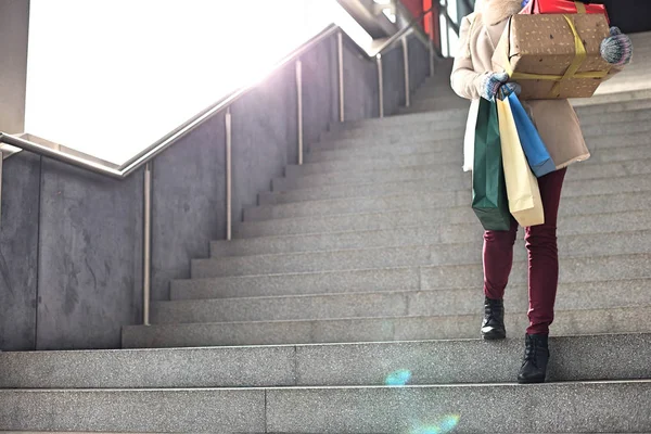 Femme avec cadeaux et sacs à provisions — Photo