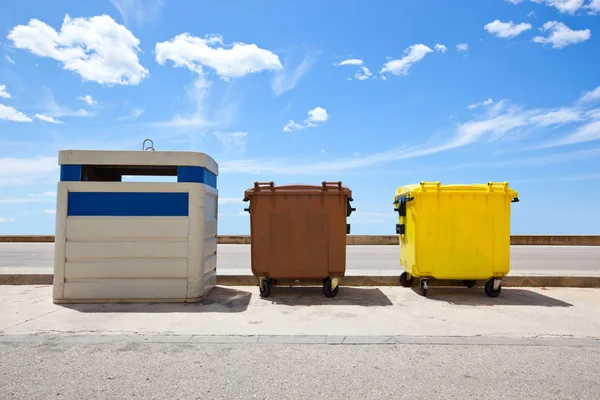 Linha de lixeiras de reciclagem — Fotografia de Stock