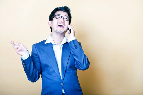 Aziatisch mens op telefoon — Stockfoto
